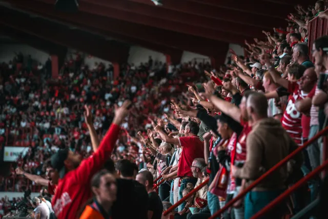 Crowd in the Standard stadium
